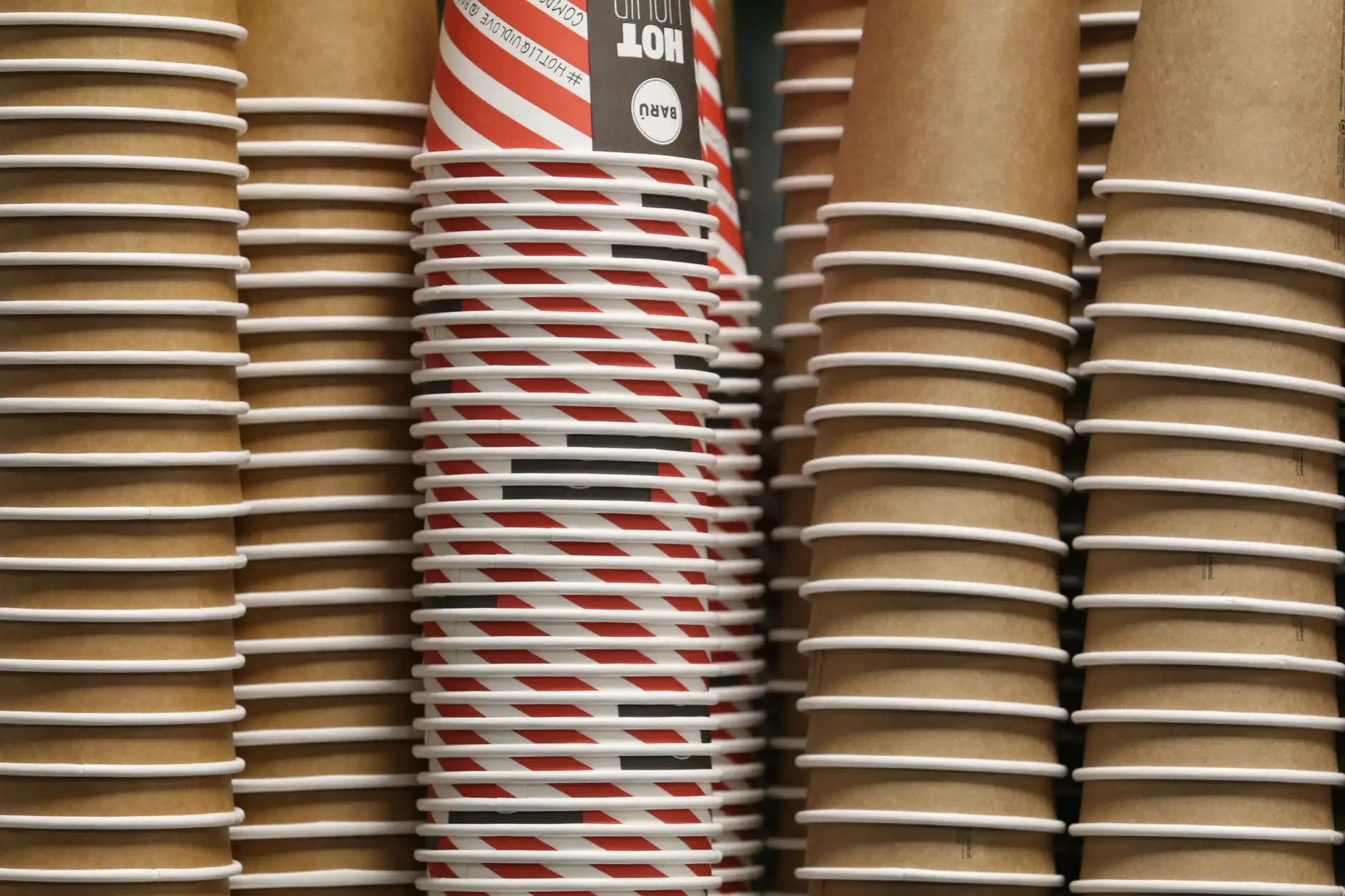 网红美甲色系搭配与持久度提升的工艺要点探讨