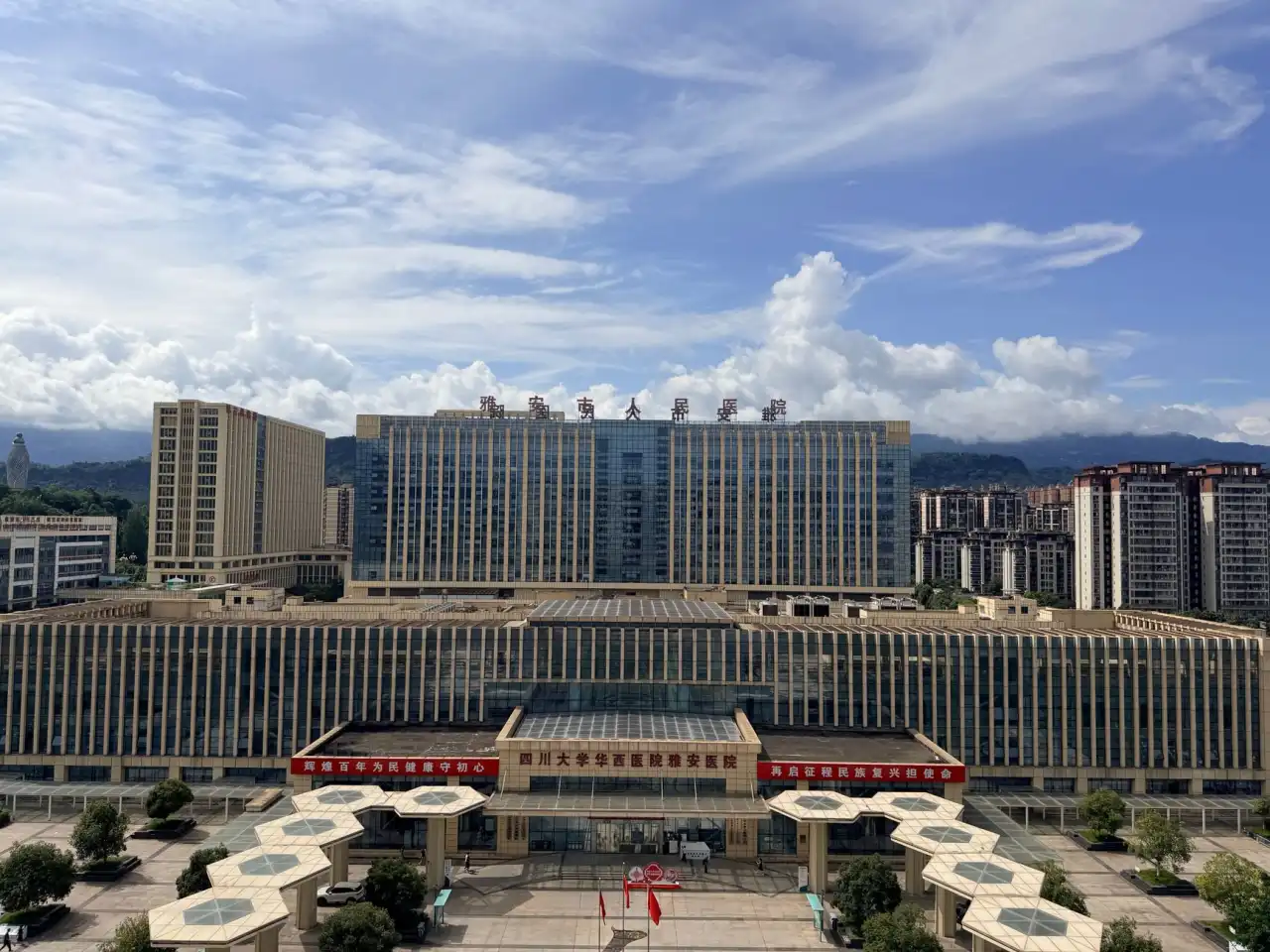 九龙坡区美甲店技术优势对比：网红款式与私人定制的工艺差异分析