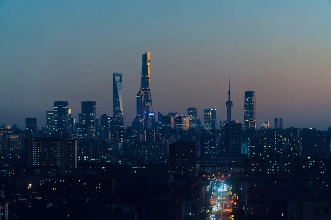 2024年重庆美甲流行趋势：网红款式与色系搭配技术对比