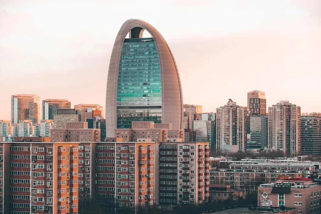 2024年网红美甲款式趋势与爆款色系搭配指南
