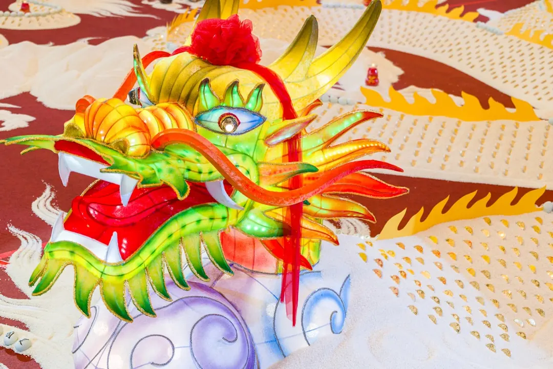 重庆网红美甲款式图鉴：从色系到贴钻的潮流趋势解析