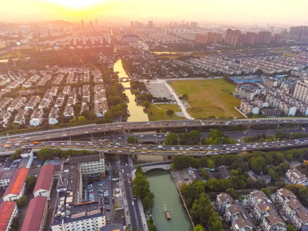2025年网红美甲流行趋势与私人定制技术解析