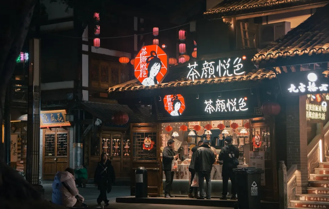 重庆网红美甲私人定制方案：从色系搭配到指尖艺术的设计流程
