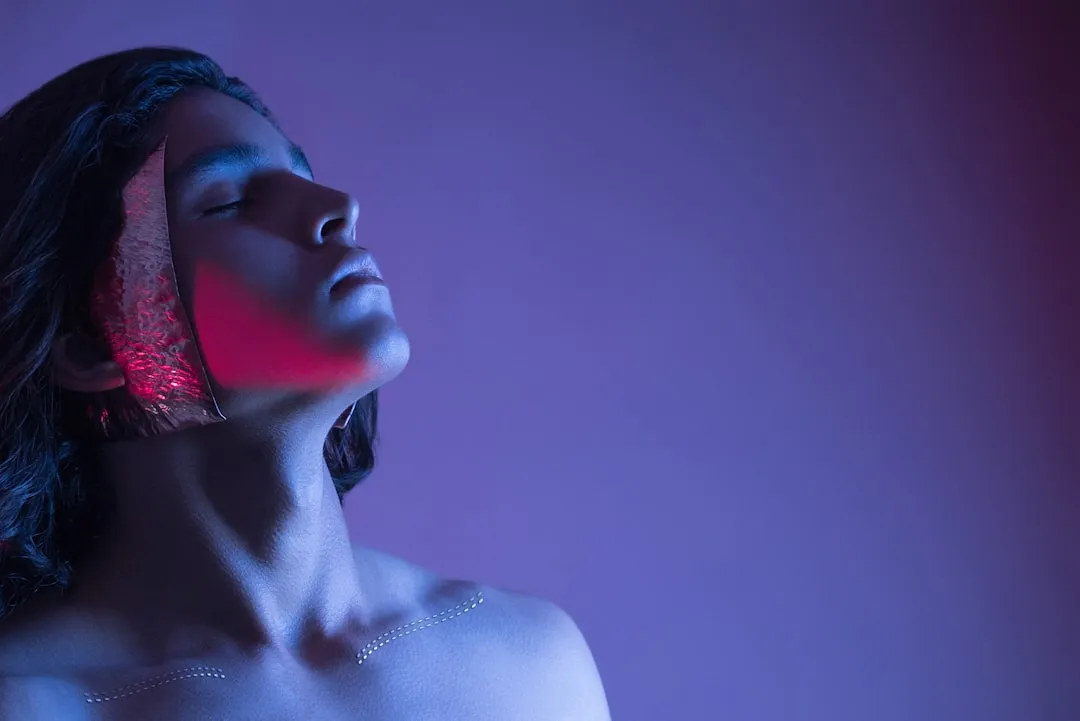 重庆网红美甲潮流解析：私人定制款式如何满足年轻女性的个性审美需求