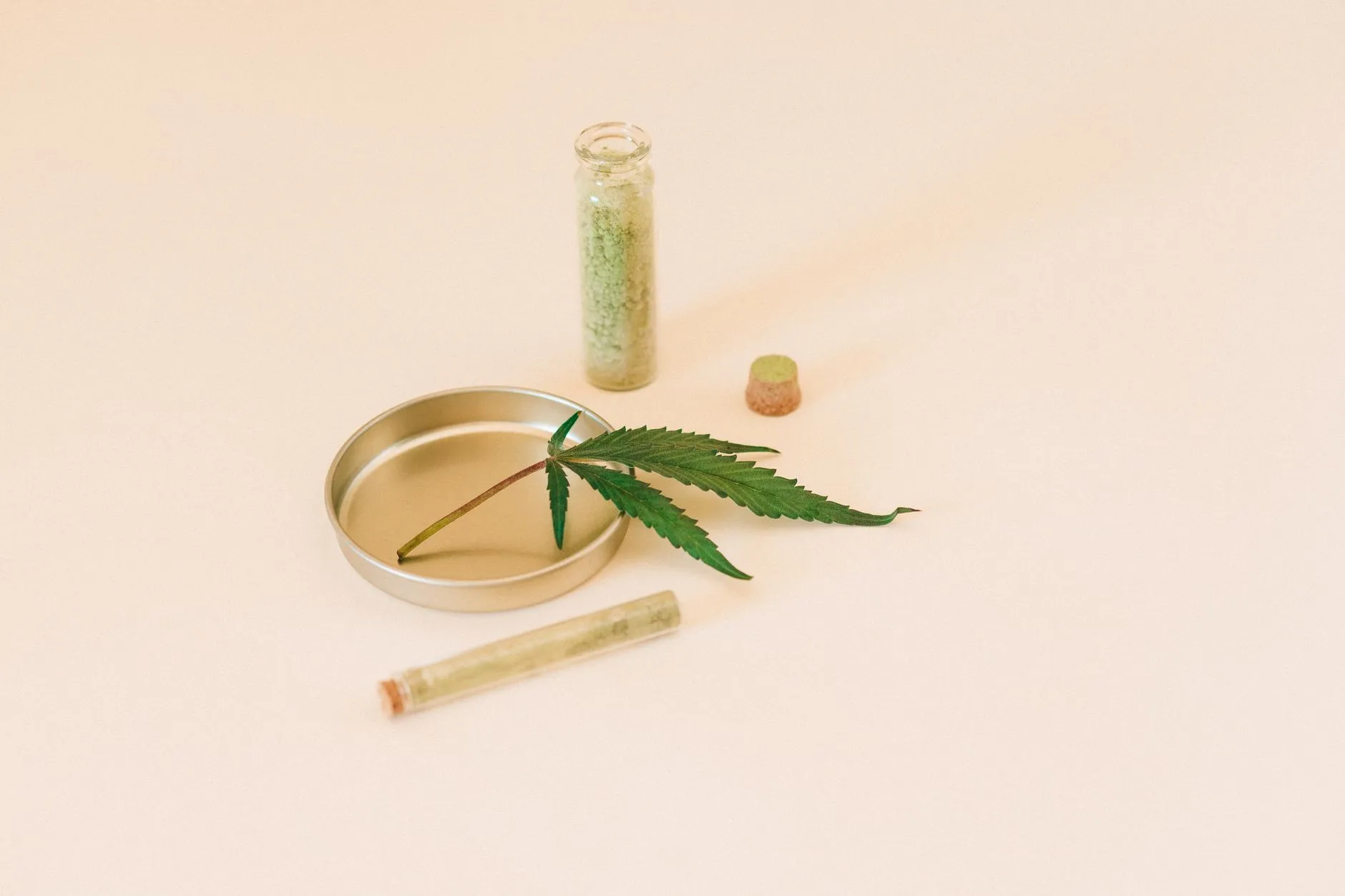 重庆美甲店主流款式对比及持久度影响因素分析
